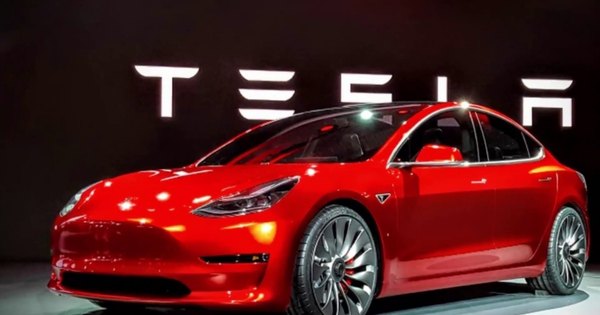 টেসলার তৈরি গাড়ি  চলবে পানিতেও!