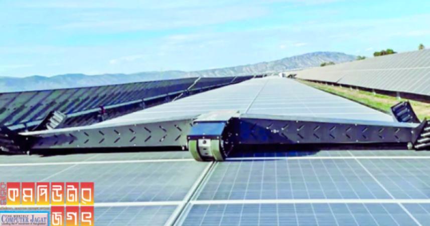 রোবট পানি ছাড়াই সোলার প্যানেল মুছবে