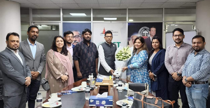আইসিটি প্রতিমন্ত্রী জুনাইদ আহমেদ পলক এমপিকে বৈঠকের শুরুতেই অগ্রগামী প্যানেলের পক্ষ থেকে ফুল দিয়ে স্বাগত জানানো হয়