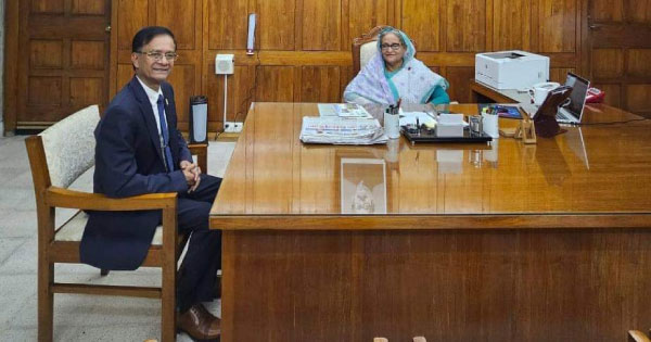 প্রধানমন্ত্রীর সাথে সাক্ষাৎ করলেন বিটিআরসির চেয়ারম্যান