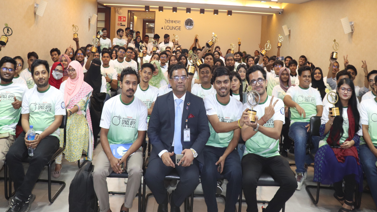 নাসার বাংলাদেশ পর্ব বিজয়ীদের হাতে পুরস্কার তুলে দিলেন বেসিস প্রশাসক