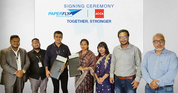 এসিসিএর কান্ট্রি ম্যানেজার প্রমা তাপসী খান, এফসিসিএ ও পেপারফ্লাইয়ের ভাইস প্রেসিডেন্ট মোঃ মেসবাউর রহমান চুক্তি সাক্ষর করেন